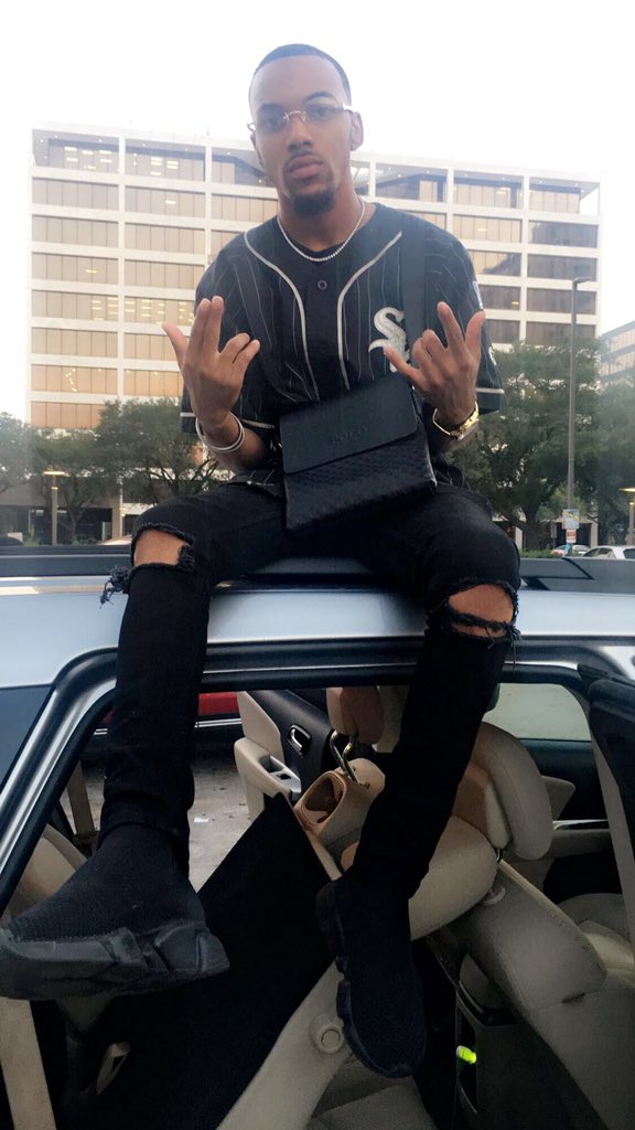 DSRMCEO's tweet photo. Got drip on my body💼 #DesignerRecordsMusic #DesignerRecords #TheBeginning2OutNow 💼 https://t.co/jBTiIaLkkk
