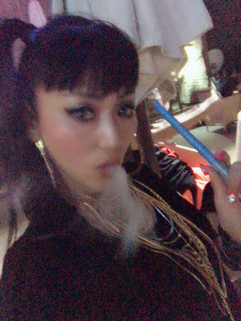 MAYA_ONE_LOVE's tweet photo. ドドーンとシーシャーをご紹介❤️
ギザのピラミッドエリアにあるカフェ El hadabaは、私の大好きな場所。
お家からもすぐに行ける場所にある、いつも行くカフェだけど、ここの景色は半端ない❤️
#ピラミッドエリア
#El_hadaba
#ギザのピラミッド
#大阪シーシャ部
#シーシャ https://t.co/ywC8dHY2ob