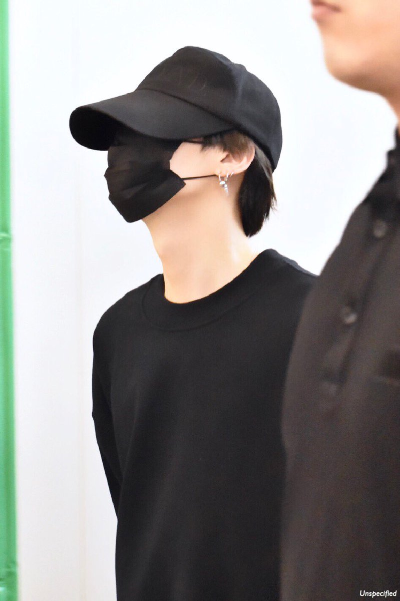 UNSPECIFlED's tweet photo. 180425 KIX 출국 【HQ】

#방탄소년단 #방탄 #BTS #민윤기 #윤기 #슈가 #YOONGI #SUGA https://t.co/NDTzeGLjqt