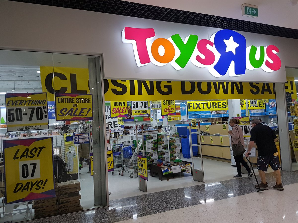 starshinecc's tweet photo. Felt so weird going through an empty store almost.
Goodbye Toys R Us. Thankyou for making my childhood amazing https://t.co/AanrfaVuql