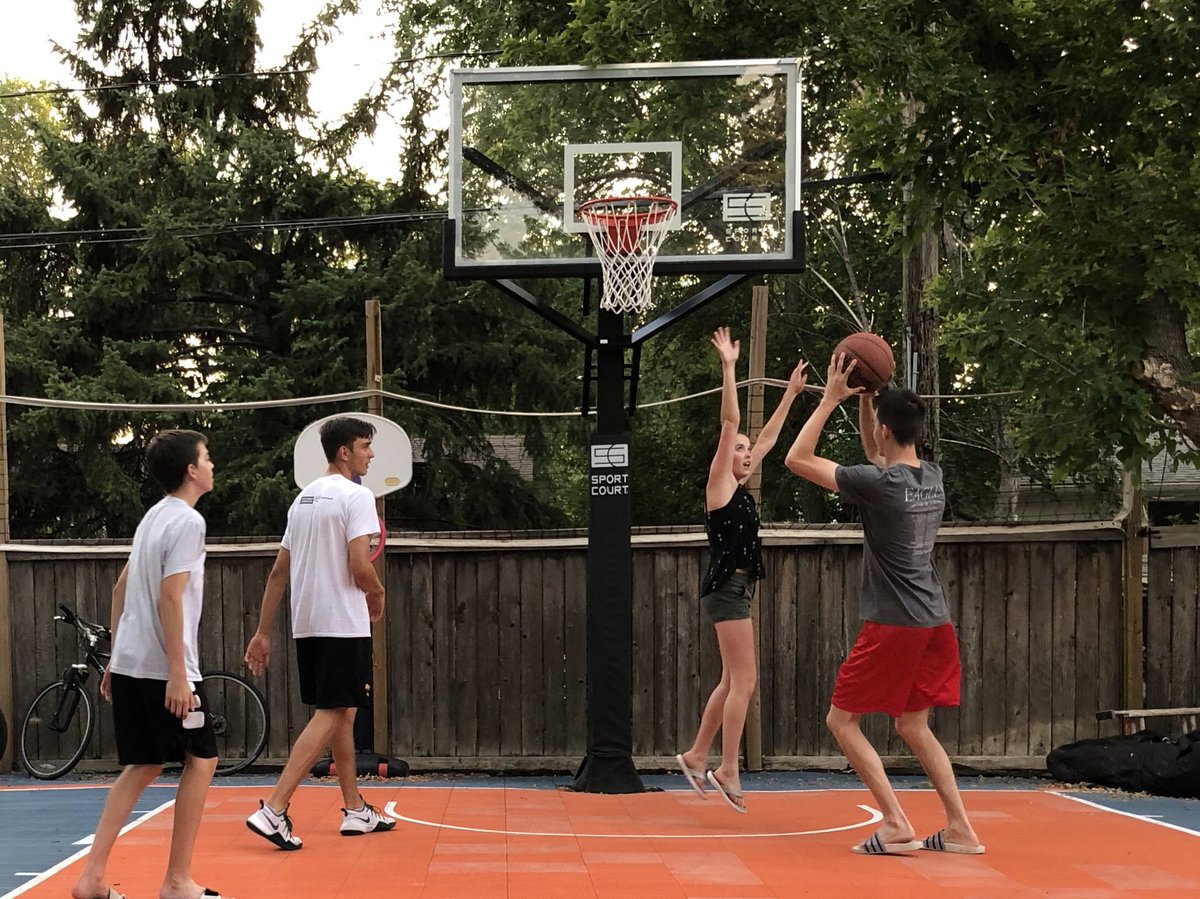 JamesHillis14's tweet image. @BenHillis3 about to get stuffed by @gabby_hillis in an after supper 2 on 2 game. @samuelphillis and @ZacharyHillis bear witness. #shecanjump#perfectnight#courtbeatsgrass