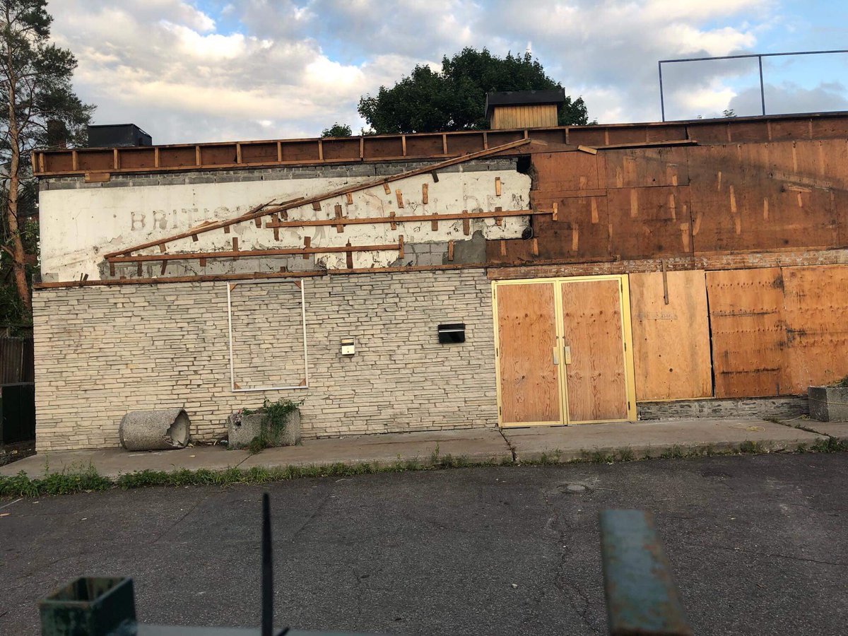 twitandrewking's tweet photo. The old Hintonburger/KFC in Hintonburg is revealing a clue to its past as an old British American Dealer location...#ottawa #Hintonburg https://t.co/rHRHYXgQ6y