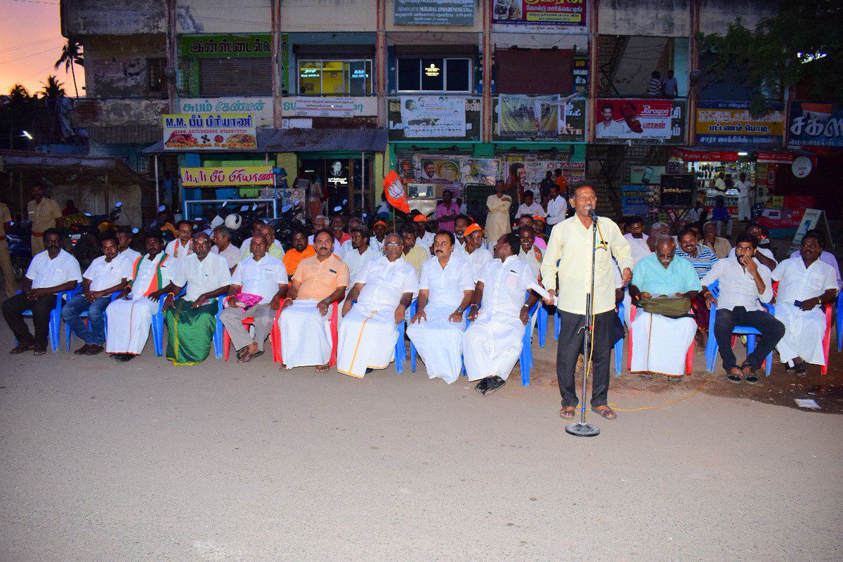 bjp_theni's tweet photo. வணக்கம்!

(25-07-2018) அன்று மாலை தேனி மாவட்ட பெரியகுளம் சட்டமன்றத் தொகுதியில் நகராட்சி நிர்வாகத்தை கண்டித்து ஆர்பாட்டம் நடைபெற்றது. இந்த நிகழ்ச்சியில் மாநில நிர்வாகிகள், மாவட்ட நிர்வாகிகள் மற்றும் பொது மக்கள் கலந்து கொண்டனர். https://t.co/bZfYMLdW7M