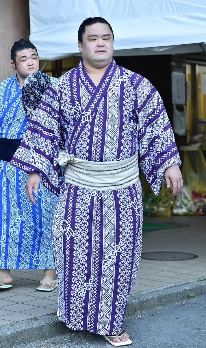 浴衣百景⑫ 妙義龍は所属の境川部屋のお仕着せ。背後の付け人とは色