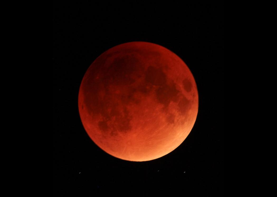 losttrailsoda's tweet photo. Enjoying the blood moon with a bottle of Strawberry Cream Soda! https://t.co/uBJA7vNsPV
