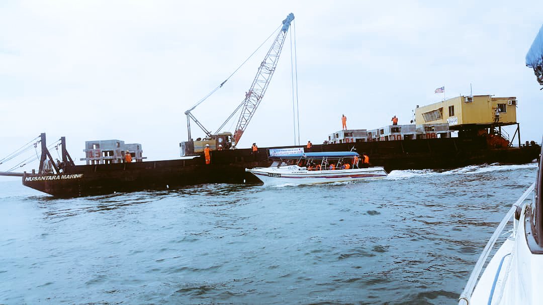 dofmalaysia's tweet photo. Kerja-kerja melabuh 15 unit tukun tiruan Kuboid Penghalang Pukat Tunda  di Tumpat, Kelantan #myDOF #moa https://t.co/Nzwl4KrAif