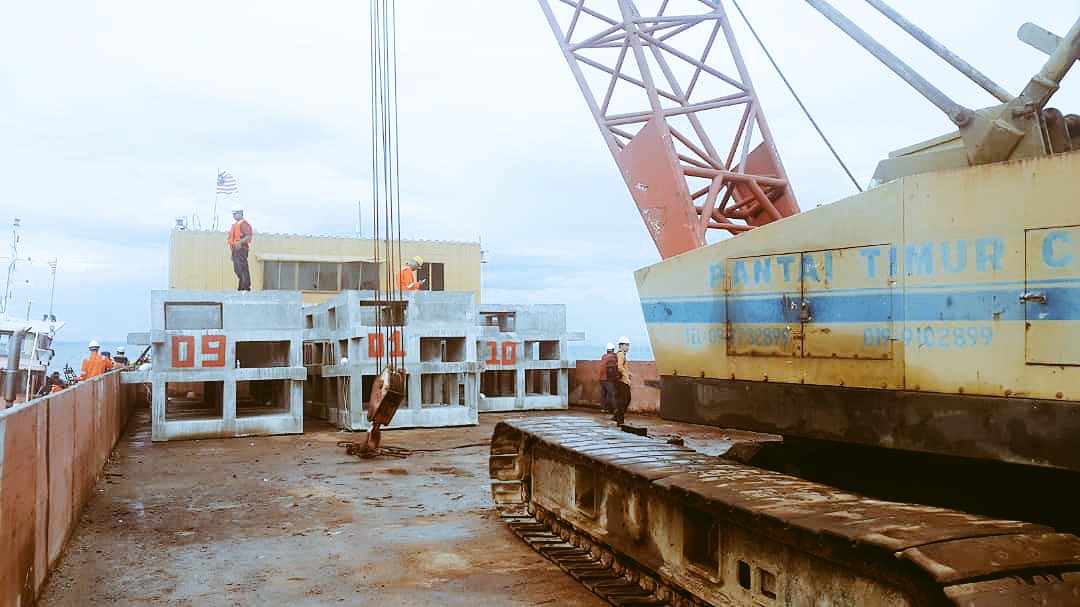 dofmalaysia's tweet photo. Kerja-kerja melabuh 15 unit tukun tiruan Kuboid Penghalang Pukat Tunda  di Tumpat, Kelantan #myDOF #moa https://t.co/Nzwl4KrAif