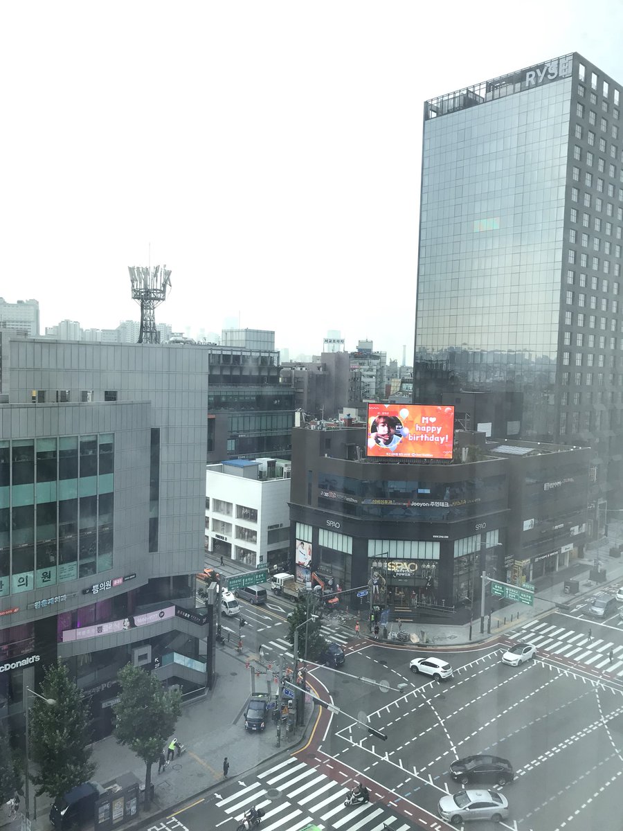 monmonrx's tweet photo. #รีวิวเกาหลี L7 Hotel Hongdae รร.ในเครือ Lotte แค่ออก Hongik Univ. Exit 1 เลี้ยวซ้าย ~115 m ข้างล่างเป็น Line Friends Store ห้องดี ใหม่เอี่ยม นี่พักห้อง Standard ~1,800 บาท/คน/คืน มี Coin Laundry ชอบตรงมีน้ำแข็งให้กดฟรี 5555 https://t.co/aDk4i1DBOt