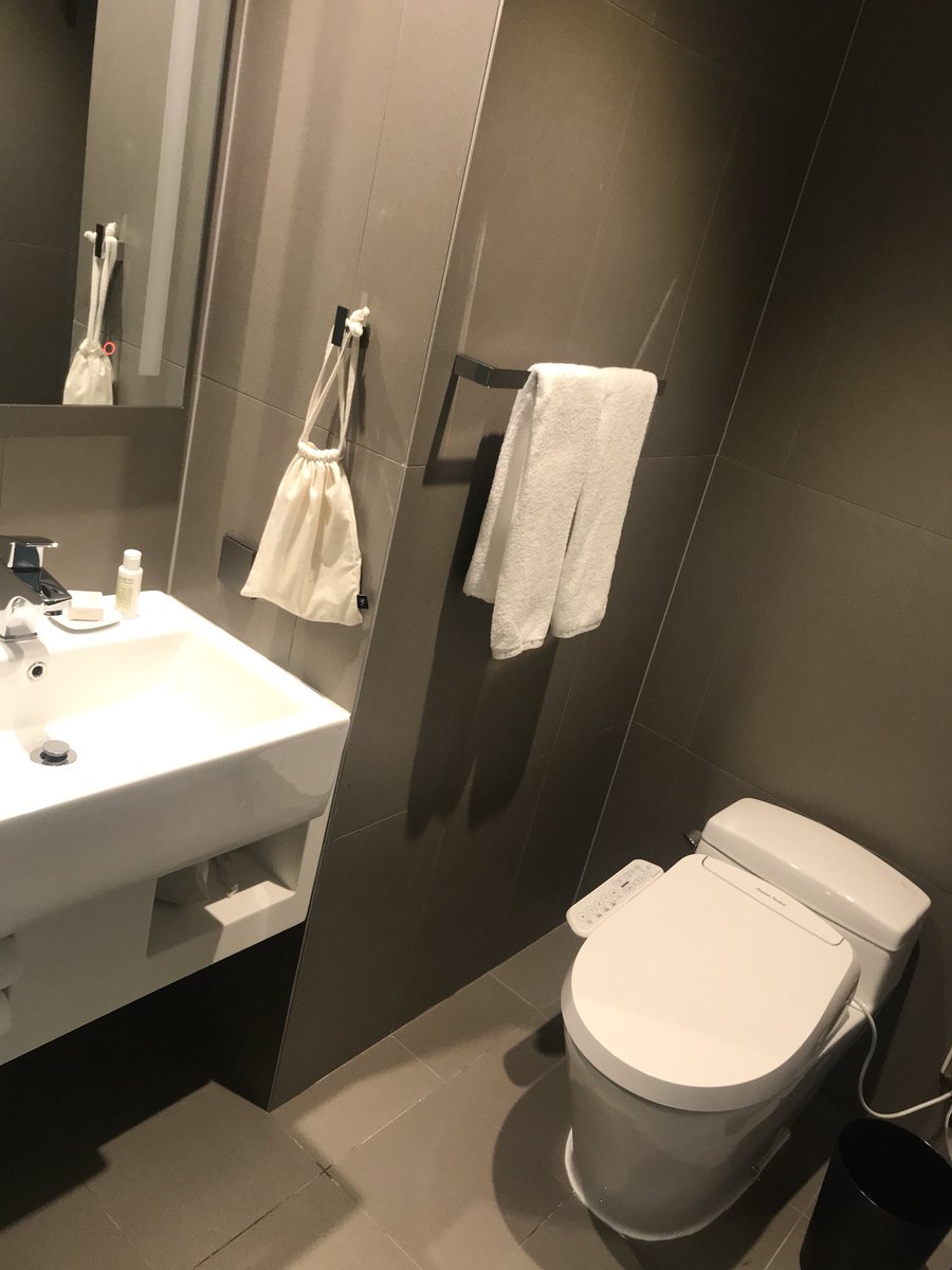 monmonrx's tweet photo. #รีวิวเกาหลี L7 Hotel Hongdae รร.ในเครือ Lotte แค่ออก Hongik Univ. Exit 1 เลี้ยวซ้าย ~115 m ข้างล่างเป็น Line Friends Store ห้องดี ใหม่เอี่ยม นี่พักห้อง Standard ~1,800 บาท/คน/คืน มี Coin Laundry ชอบตรงมีน้ำแข็งให้กดฟรี 5555 https://t.co/aDk4i1DBOt