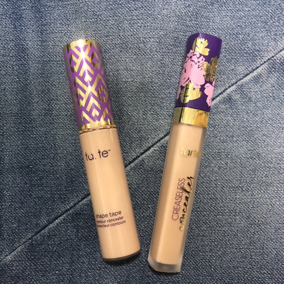 Needtobe5's tweet photo. TARTE SHAPE TAPE VS TARTE CREASELESS CONCEALER ส่วนตัวแล้วซื้อเน้นมาปิดใต้ตาเน้นๆ ผลลัพธ์คือ ความปกปิดพอกันเลย ต่างกันที่finish look ตัวเช้ปเท้ปมีความแมทเหมาะกับคนใต้ตามันต่างๆแต่ครีสเลสมีความฉ่ำเหมาะกับคนใต้ตาแห้ง ทาแล้วผิวสวยค่ะ #HowtoPerfect #HowtoBeauty https://t.co/6hh2iOkTv2