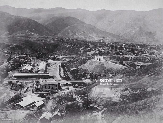 GFdeVenezuela's tweet photo. Hermosa vista de Caño Amarillo que estimamos fue tomada en 1884, en la que destacan las bonitas y elegantes líneas de la villa Santa Inés, la estación del Ferrocarril La Guaira-Caracas y la capilla de Pagüita 📷 The LIFE Magazine Pictures Collection. Mansell @gettyimages_es https://t.co/DMSfHbjjX1
