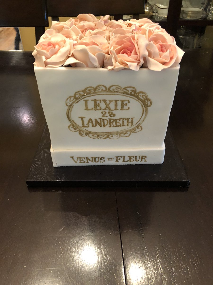 lexielandreth's tweet photo. Literally the best birthday cake ever!!! Inspired by @VenusETFleur @KimKardashian @khloekardashian @KylieJenner #28onthe28th #GoldenBirthday https://t.co/4ZoCPp0f6F