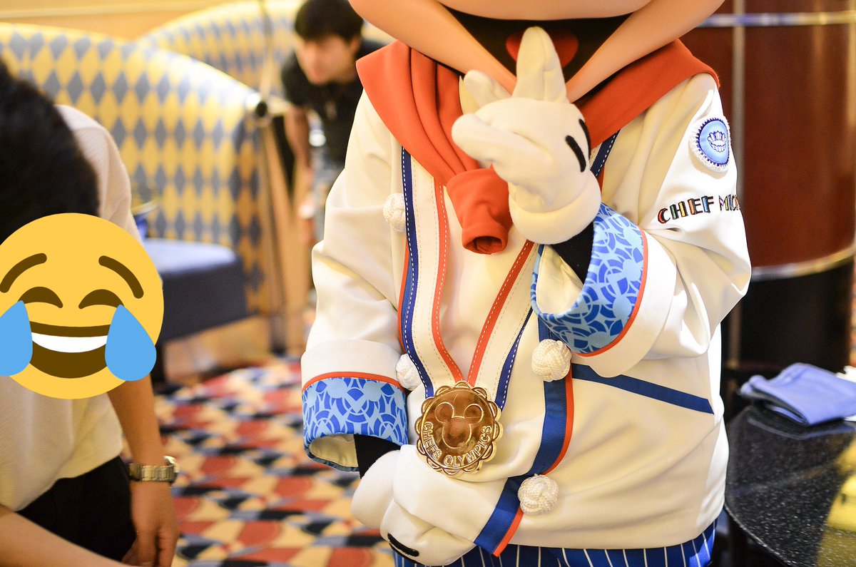 昨日のシェフで
ミッキーが胸ポケに指入れてきて
指入れて写真撮りたい！って言われたから撮ったんだけど、撮り終わったら
お金入ってる？って言われまして。
欲しい？って聞いたら喜んでて
投資した後にお腹に隠してたのが鬼カワだった。