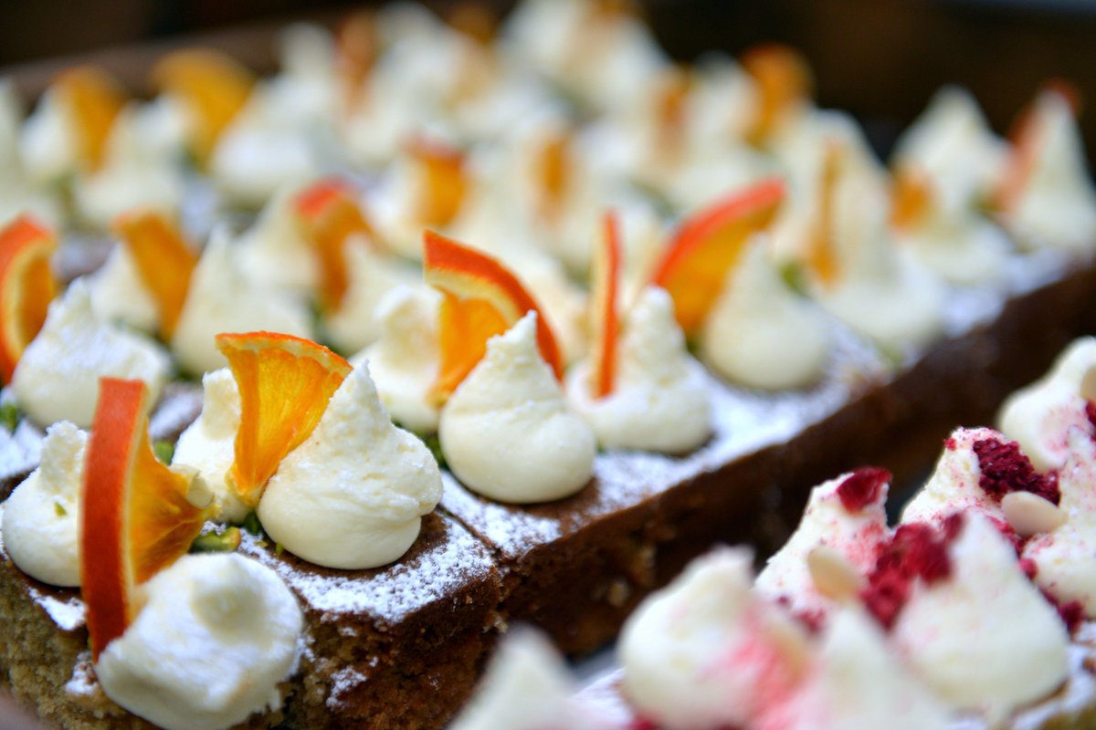 Laura_Etchells's tweet photo. It was a pleasure to work with @pitchatpalace #FoodandDrinkEntrepreneur @simplybakeszp last week for our @UMIPnews #InnovationOptimiser Showcase. Thanks again for the truly amazing cakes #delicious #IOShowcase18 https://t.co/ydaPq6b6uf
