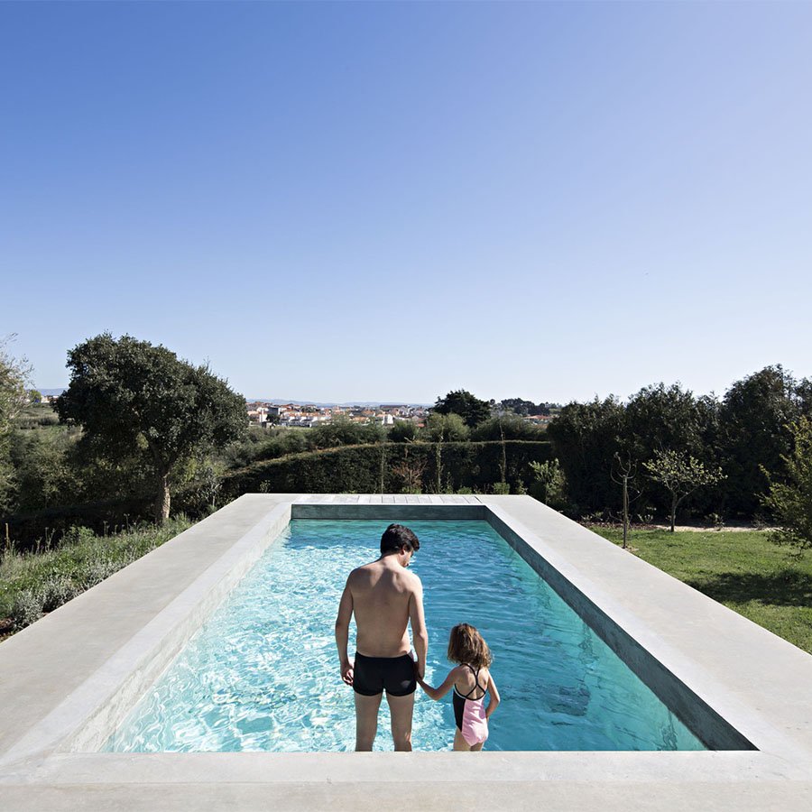 arquitecturayd's tweet photo. Camarim Arquitectos ha buscado en las formas clásicas de la arquitectura grecoromana a la hora de diseñar esta imponente piscina con pérgola en Portugal #photooftheday
https://t.co/OroIsiOKsD https://t.co/pcCQuaAVo9