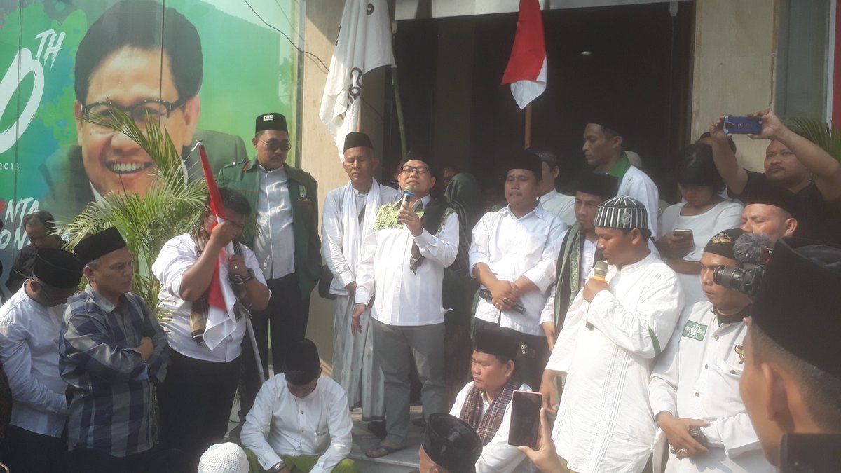 Ketua Umum DPP PKB <a href="/cakimiNOW/">A Muhaimin Iskandar</a> terharu menyambut kedatangan para Laskar Santri. Semoga perjuangan dan semangat para santri dibalas kebaikan oleh Allah SWT. #LongMarchSantriUntukCakImin