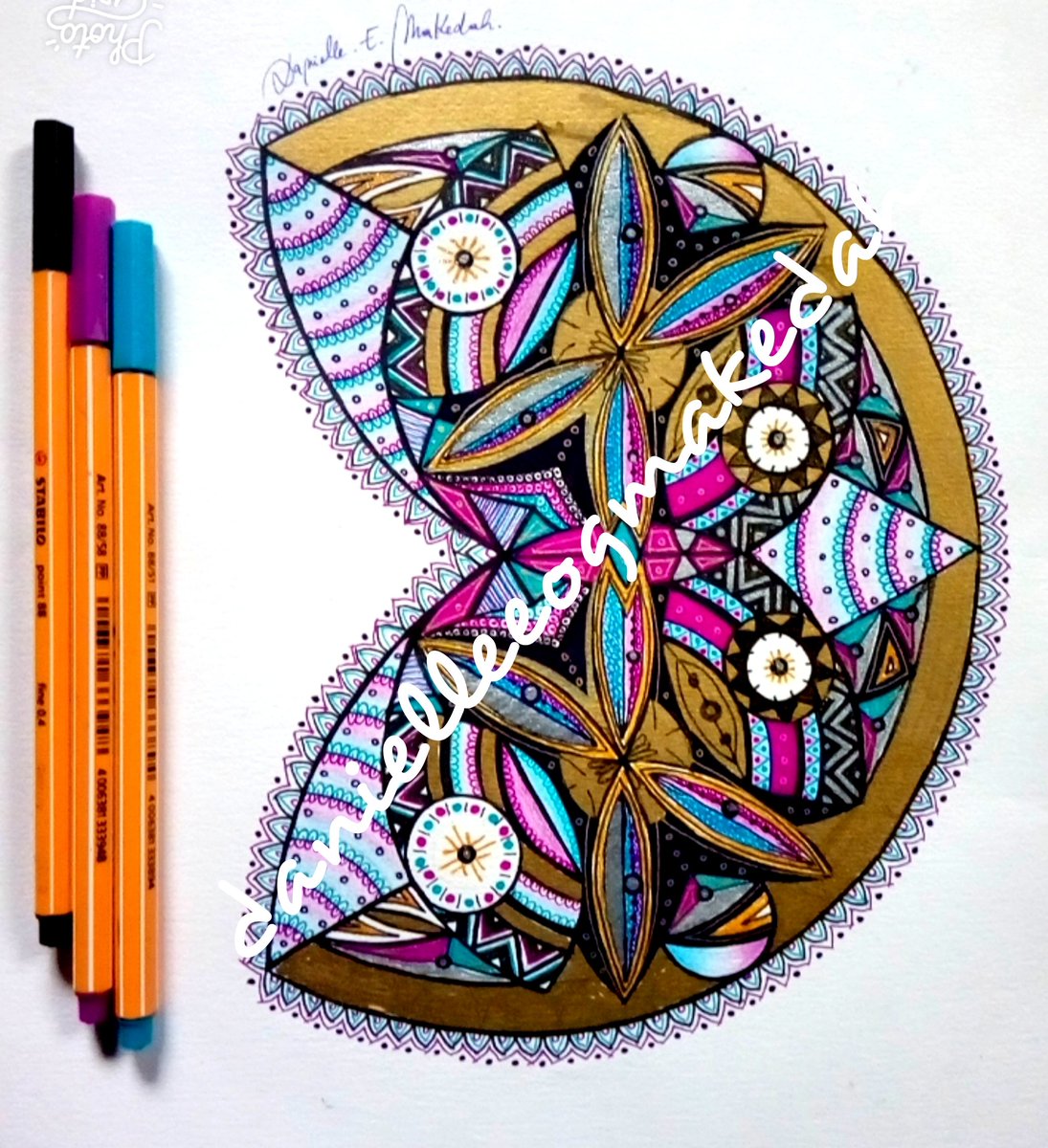 DMakedah's tweet photo. Besoin d'un motif original pour vos tissus pagnes? Stylistes, décorateurs, entreprises ou particuliers, ne cherchez plus loin! Mes créations faites à la main sont là pour vous! https://t.co/RIeD8jGakQ