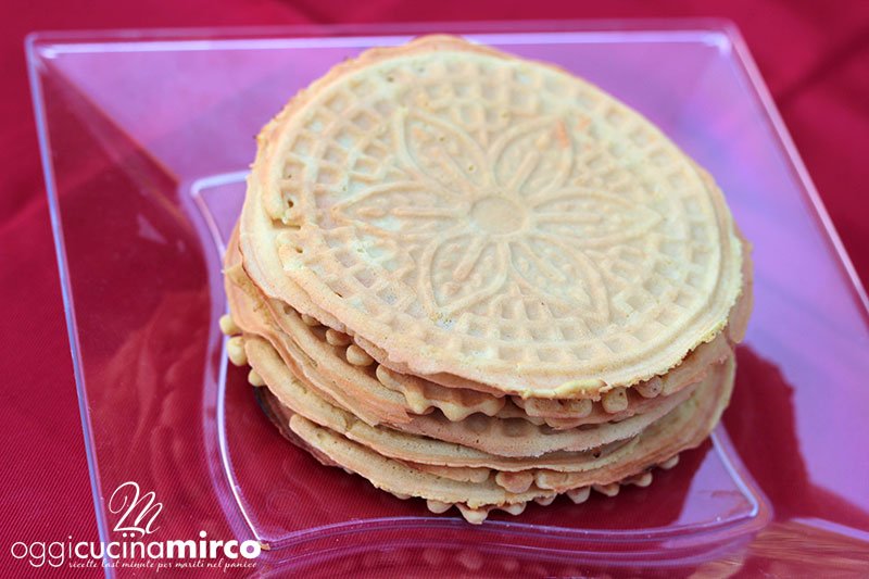 OggiCucinaMirco's tweet photo. Semplici o farcite con nutella, frutta fresca, gelato, miele e granella di nocciole: le ferratelle abruzzesi! La #ricetta: https://t.co/gBd2XrKXdp
#oggicucinamirco #abruzzo #ferratelle #neole #pizzelle https://t.co/RDGXGMiIuj
