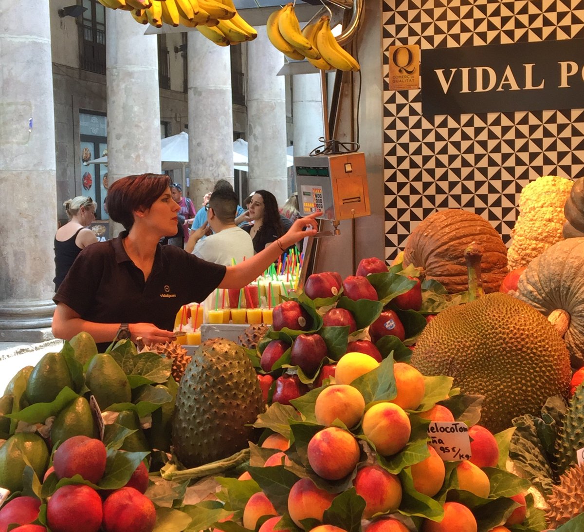 la_boqueria's tweet photo. #AviramVallLlovera #FruitesVerduresVidalPons #LaManaba i @PeixCat  són altres de les parades que des de meitats de juny han obtingut la certificació Q Comerç de Qualitat #QCQ #BuscaLaQ @MercatsBCN @eixosbcn https://t.co/fTxM7XStnQ
