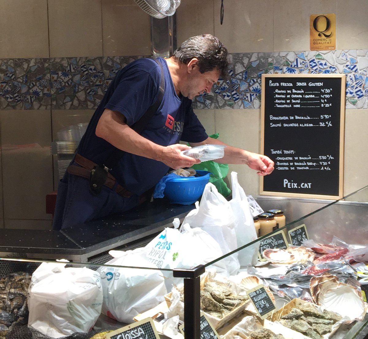 la_boqueria's tweet photo. #AviramVallLlovera #FruitesVerduresVidalPons #LaManaba i @PeixCat  són altres de les parades que des de meitats de juny han obtingut la certificació Q Comerç de Qualitat #QCQ #BuscaLaQ @MercatsBCN @eixosbcn https://t.co/fTxM7XStnQ
