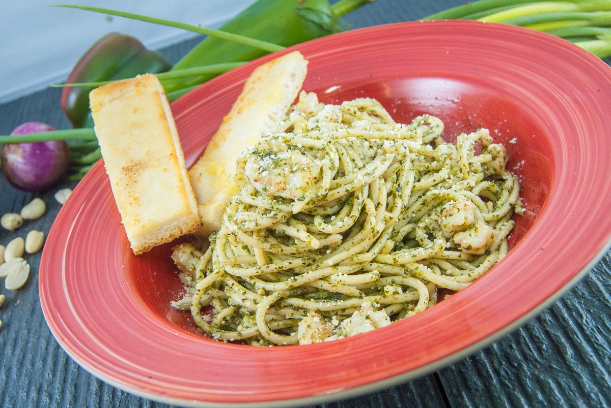 Make your Monday Blue's slide away! 👌👌💯

Try Foodhubb's Pesto Pasta in flavorful puree of herbs, topped with shrimp, parsley, parmesan cheese and served with garlic bread.🦐🦐
