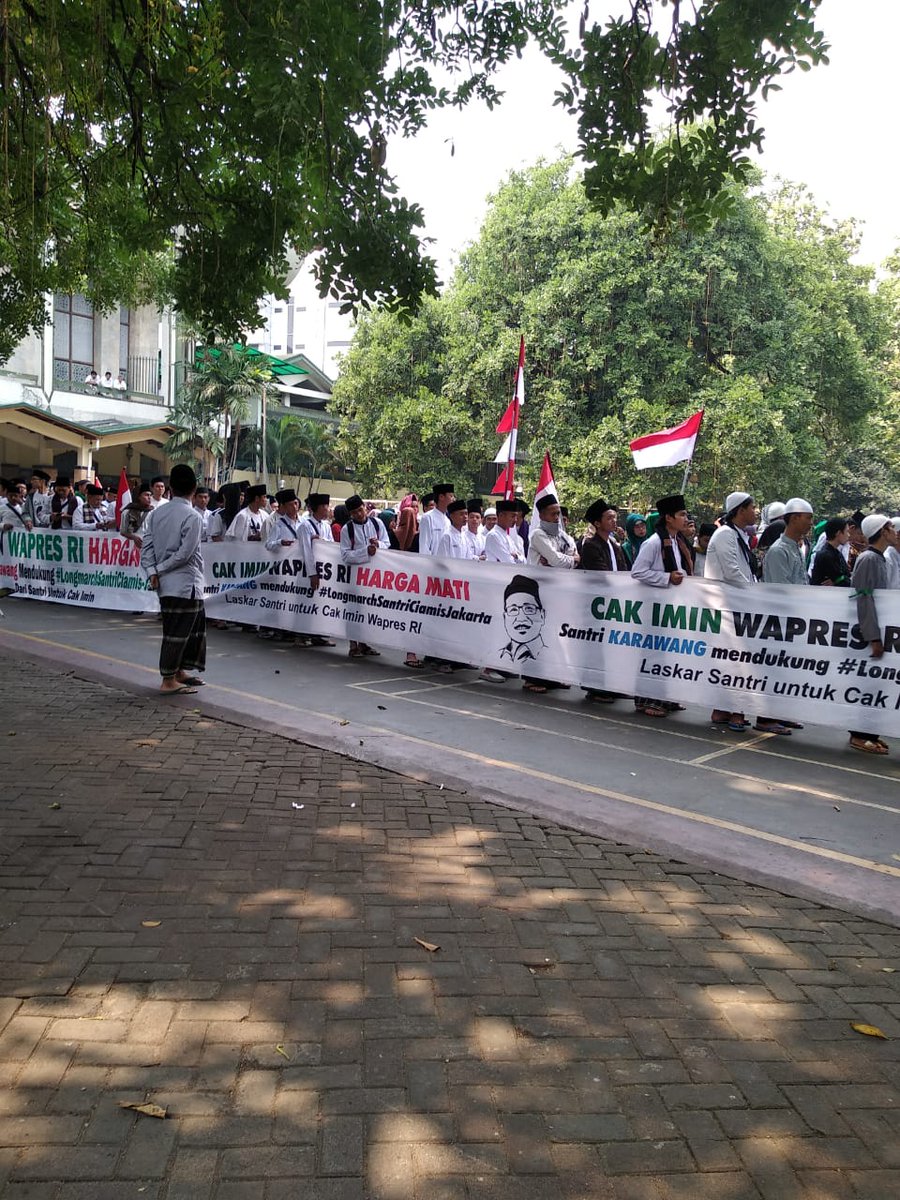 manika_ARB's tweet photo. CAK IMIN TERIMA MANDAT ULAMA &amp; KIAA yg Di Bawah Oleh SANTRI JALAN KAKI dari BANJAR ke JAKARTA 320 KM selama 11 Hari
#LongMarchSantriUntukCakImin 
#CakIminWapresHargaMati 

@jokowi @cakimiNOW @santripanglima @Jazilul_Fawaid @emhasanwahid @billy4riez @KangFathanNow @fadlizon https://t.co/JGmNWTr56D