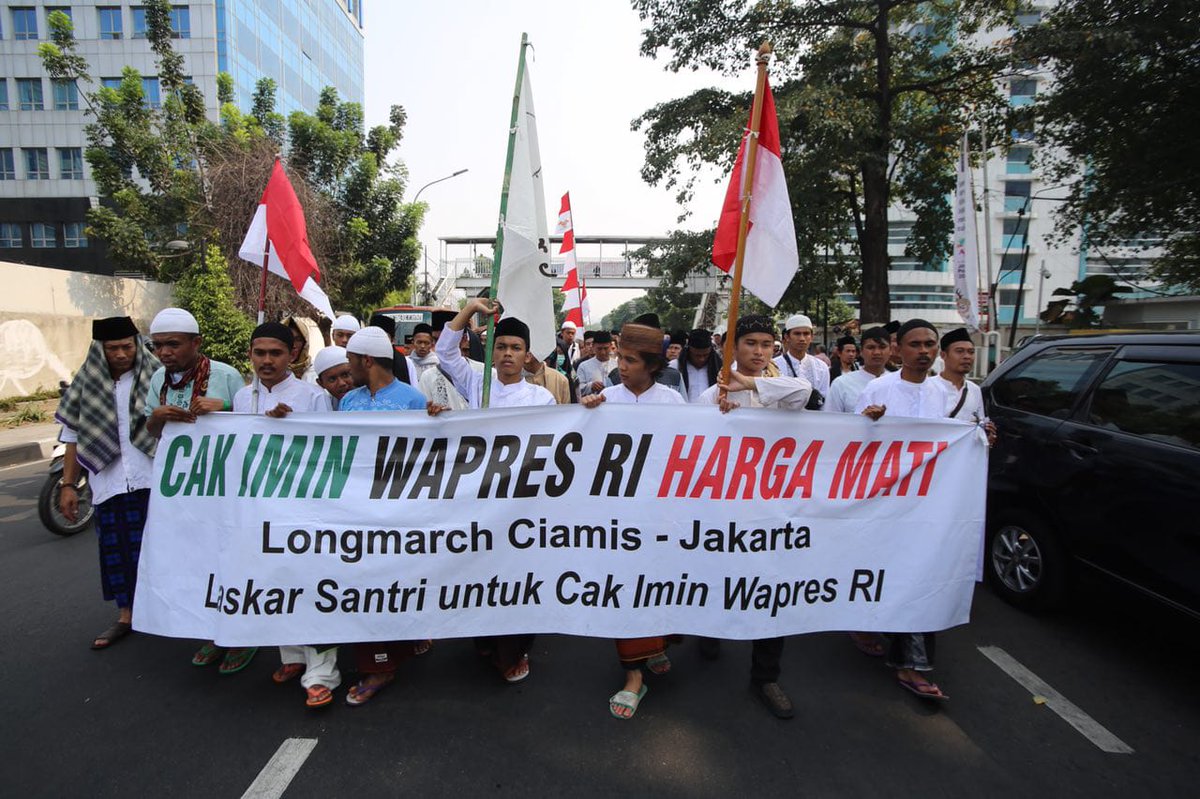 manika_ARB's tweet photo. CAK IMIN TERIMA MANDAT ULAMA &amp; KIAA yg Di Bawah Oleh SANTRI JALAN KAKI dari BANJAR ke JAKARTA 320 KM selama 11 Hari
#LongMarchSantriUntukCakImin 
#CakIminWapresHargaMati 

@jokowi @cakimiNOW @santripanglima @Jazilul_Fawaid @emhasanwahid @billy4riez @KangFathanNow @fadlizon https://t.co/JGmNWTr56D