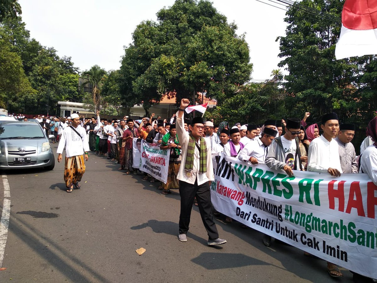 manika_ARB's tweet photo. CAK IMIN TERIMA MANDAT ULAMA &amp; KIAA yg Di Bawah Oleh SANTRI JALAN KAKI dari BANJAR ke JAKARTA 320 KM selama 11 Hari
#LongMarchSantriUntukCakImin 
#CakIminWapresHargaMati 

@jokowi @cakimiNOW @santripanglima @Jazilul_Fawaid @emhasanwahid @billy4riez @KangFathanNow @fadlizon https://t.co/JGmNWTr56D