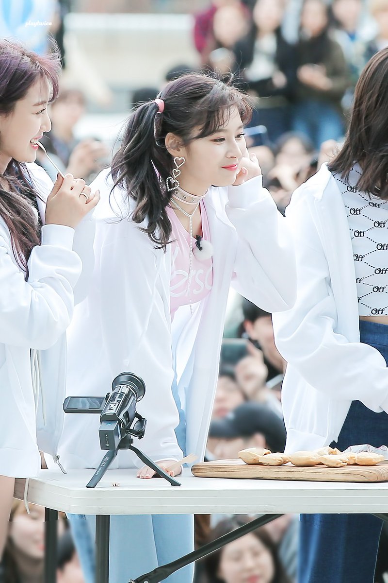 playtwice1020's tweet photo. 180410 연예가중계
#트와이스 #TWICE #사나 #SANA https://t.co/GTFW6vO8xV
