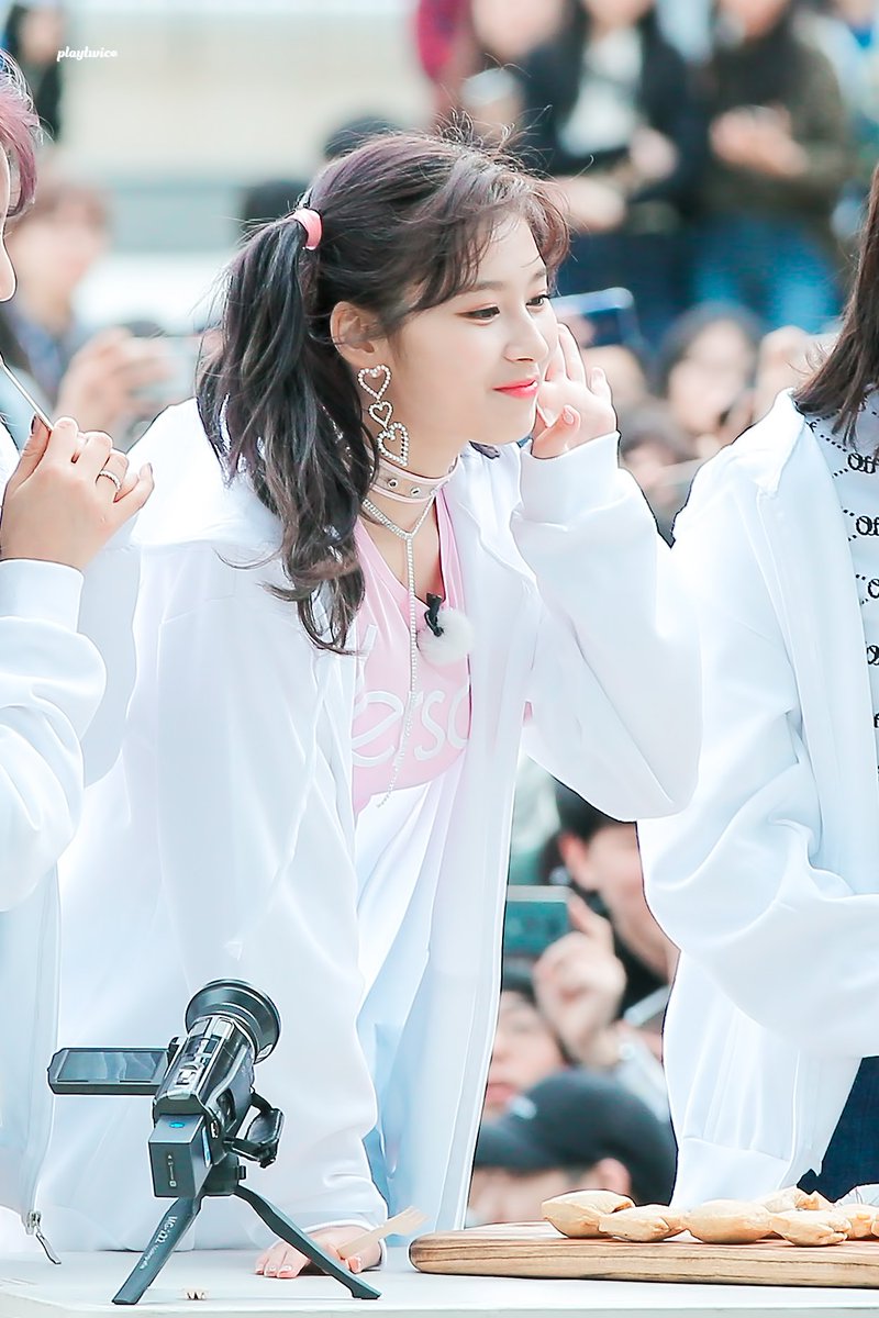 playtwice1020's tweet photo. 180410 연예가중계
#트와이스 #TWICE #사나 #SANA https://t.co/GTFW6vO8xV
