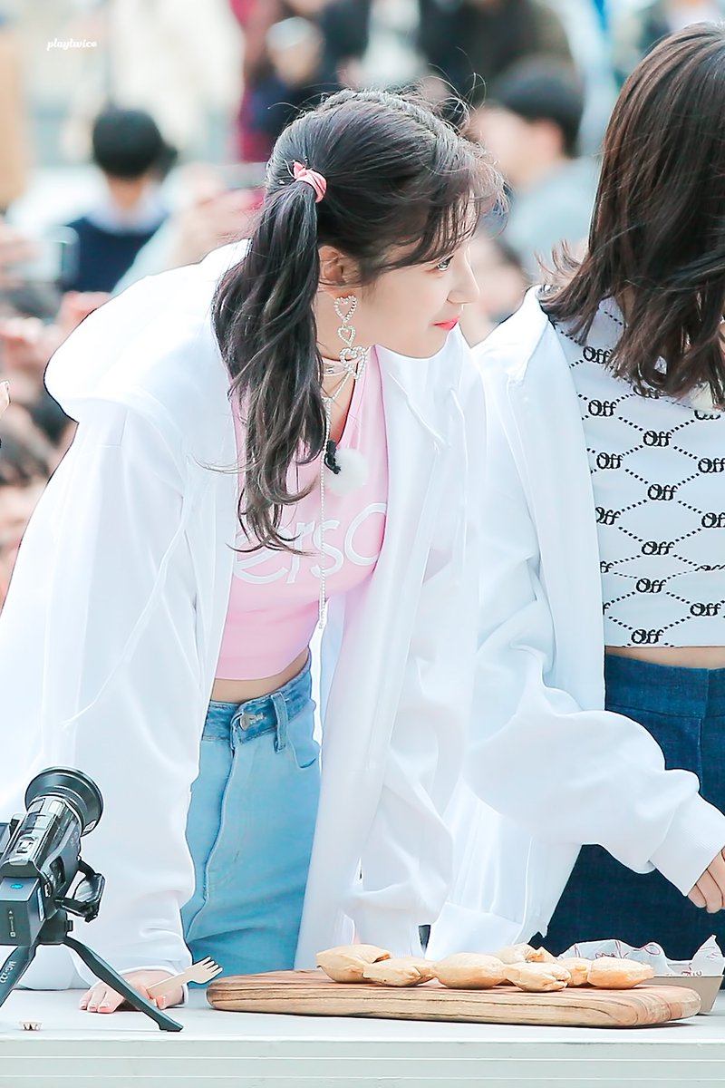 playtwice1020's tweet photo. 180410 연예가중계
#트와이스 #TWICE #사나 #SANA https://t.co/GTFW6vO8xV