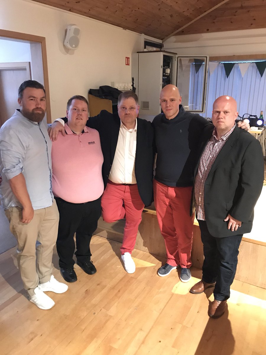 Coachgusti's tweet photo. @FridrikIngi fimmtugur takk fyrir að vera sú fyrirmynd sem þú hefur verið fyrir okkur yngri þjálfara https://t.co/9vZnbfyF59