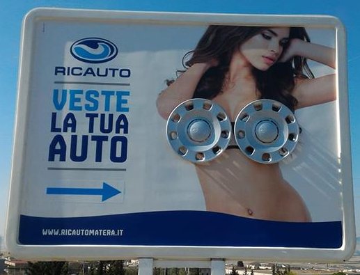occhioallospot's tweet photo. Matera. 
Donna non persona ma oggetto, sempre. 
Il corpo femminile mercificato e usato per pubblicizzare qualsiasi cosa, pur in totale assenza di pertinenza.
Per segnalazioni: https://t.co/DE4JPCWgrn https://t.co/m7MUopNNi5