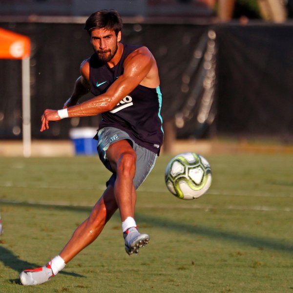    Happy birthday Andre Gomes. Get well soon. Berharap cepat pulih dan selalu menjadi lebih baik baik. 