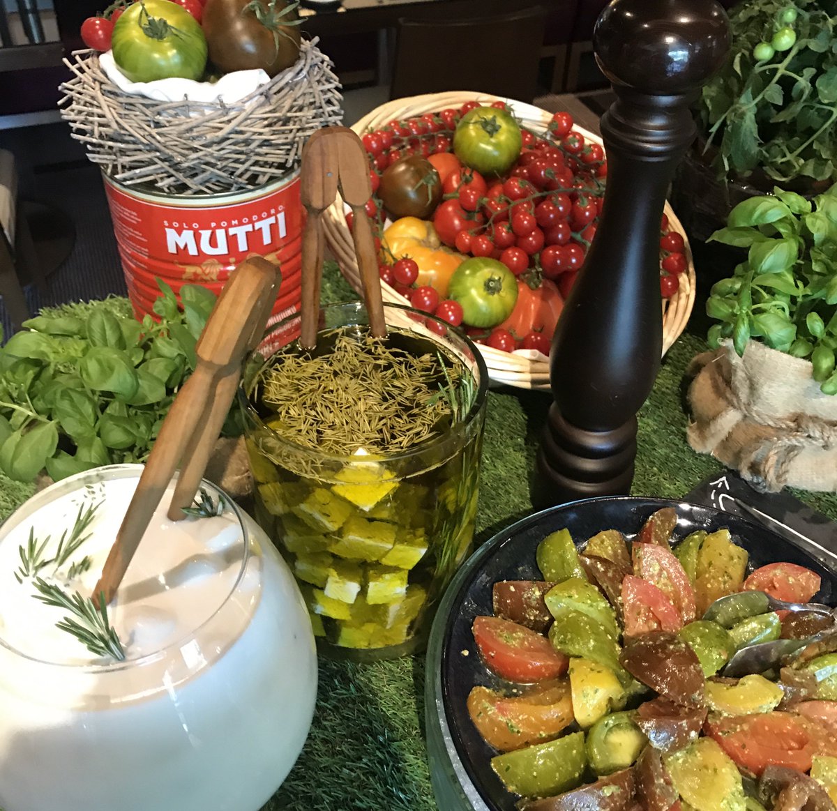 What's better than starting the week with our cold tomato buffet at Café Calla? 
#tomatoes #CafeCalla #MOfoodies #MandarinOrientalGeneva