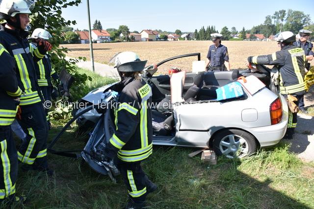 gherkner's tweet photo. Mazda prallt frontal gegen Baum – Fahrer eingeklemmt, #einsatzfotos-online, #Herkner,#Feuerwehr,#Unfall, https://t.co/ee56cfcQj4 https://t.co/P5e1ERhZ6m