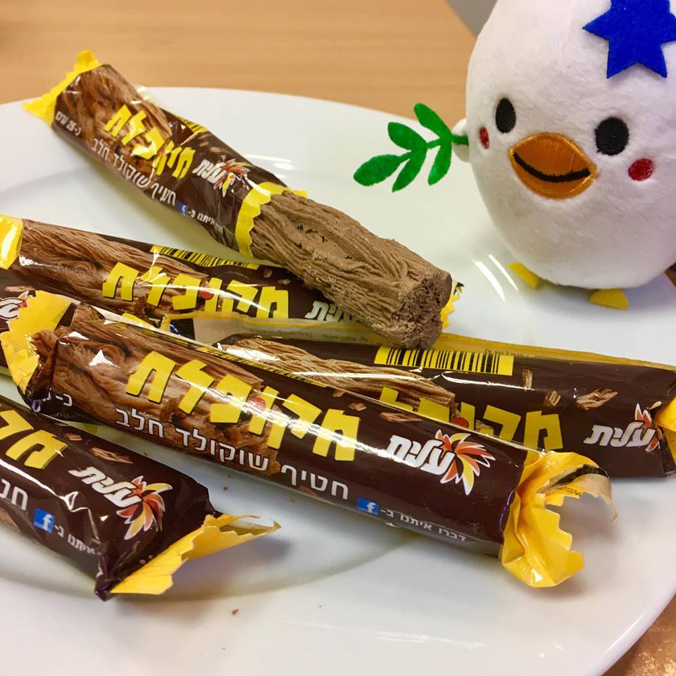 イスラエル大使館 Israel In Japan Twitterren イスラエルへの一時帰国から帰ってきたスタッフのおみやげは メクペレット イスラエルで1935年から生産されているお菓子で 糸のような細いチョコレートが幾層にも重なり 口の中でほろほろ溶けます レシピは重大な企業