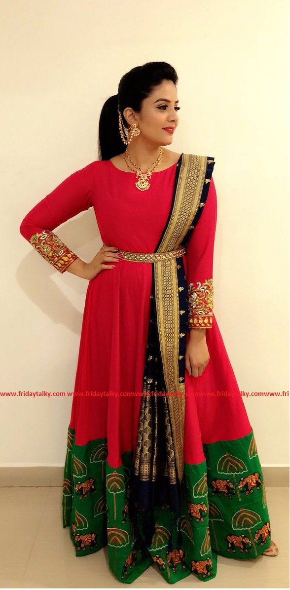 FridayTalky's tweet photo. @MukhiSree #BonalaJathara @ZeeTVTelugu  
@FridayTalky https://t.co/f09C9ZaalL