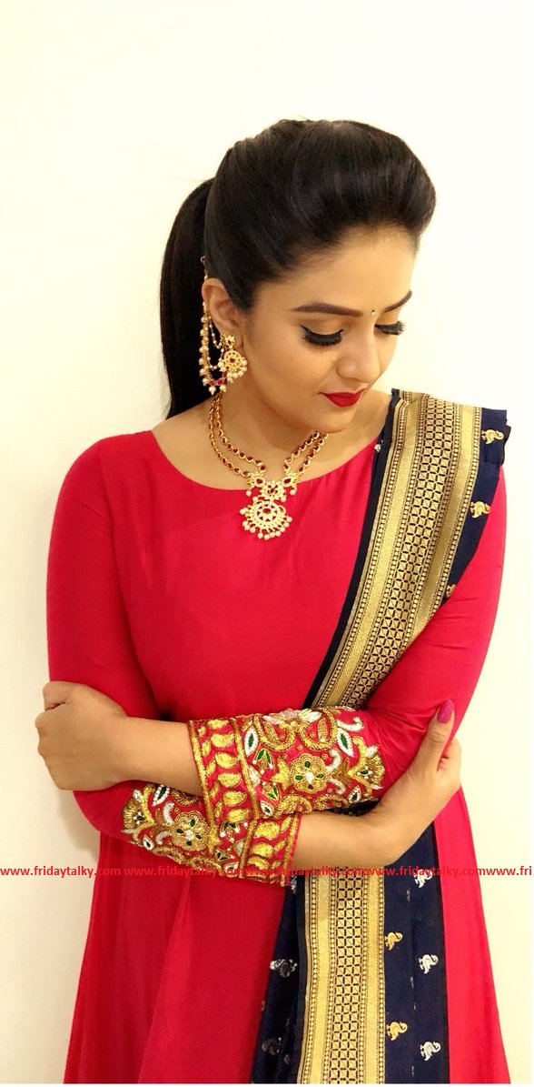 FridayTalky's tweet photo. @MukhiSree #BonalaJathara @ZeeTVTelugu  
@FridayTalky https://t.co/f09C9ZaalL