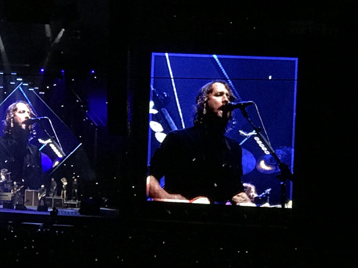 psychokitty24's tweet image. #foofighters #WrigleyField #amazingweekend #hugefan #liveevent #rocknroll ❤️🤘🏼😜