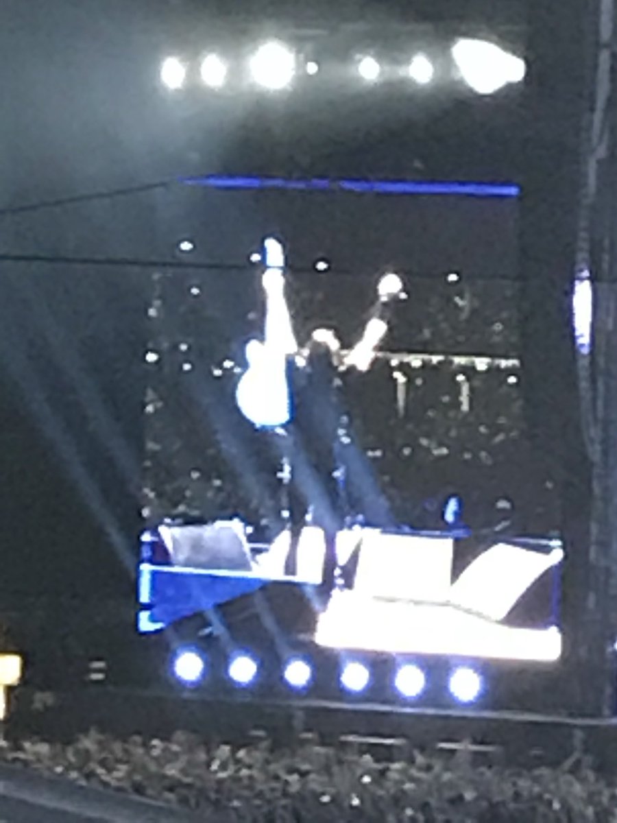 psychokitty24's tweet image. #foofighters #WrigleyField #amazingweekend #hugefan #liveevent #rocknroll ❤️🤘🏼😜