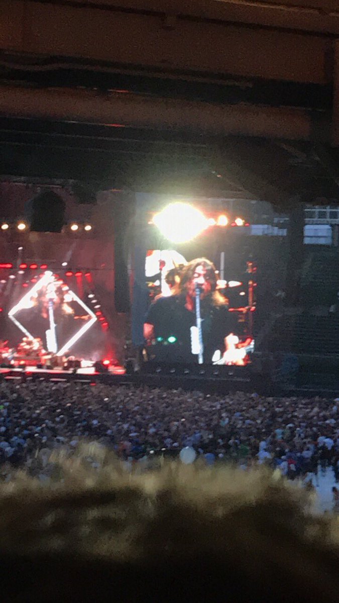 psychokitty24's tweet image. #foofighters #WrigleyField #amazingweekend #hugefan #liveevent #rocknroll ❤️🤘🏼😜