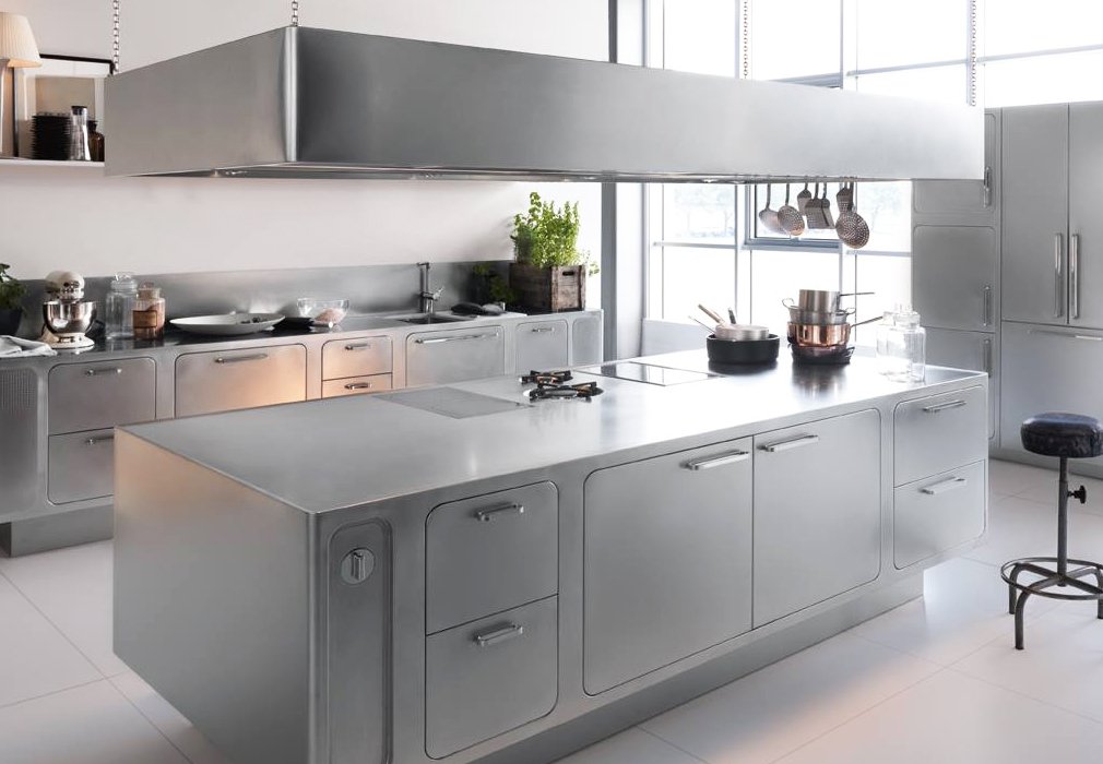 A perfect #greykitchen highlighted by its metallic looks. It is an amazing kitchen for those who are looking for some incredible sophistication and simplicity. The hanging shelf helps you store your crockery easily. Contact TEL Kitchens to get such design! bit.ly/2hCLopg