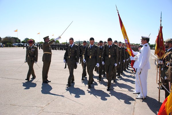 MADOC_ET's tweet photo. 807 nuevos soldados de España realizan su Juramento o Promesa ante la Bandera Nacional en el Centro de Formación de Tropa nº 2 (San Fernando, Cádiz) #CEFOT2_ET https://t.co/Cbn7kAKbHn