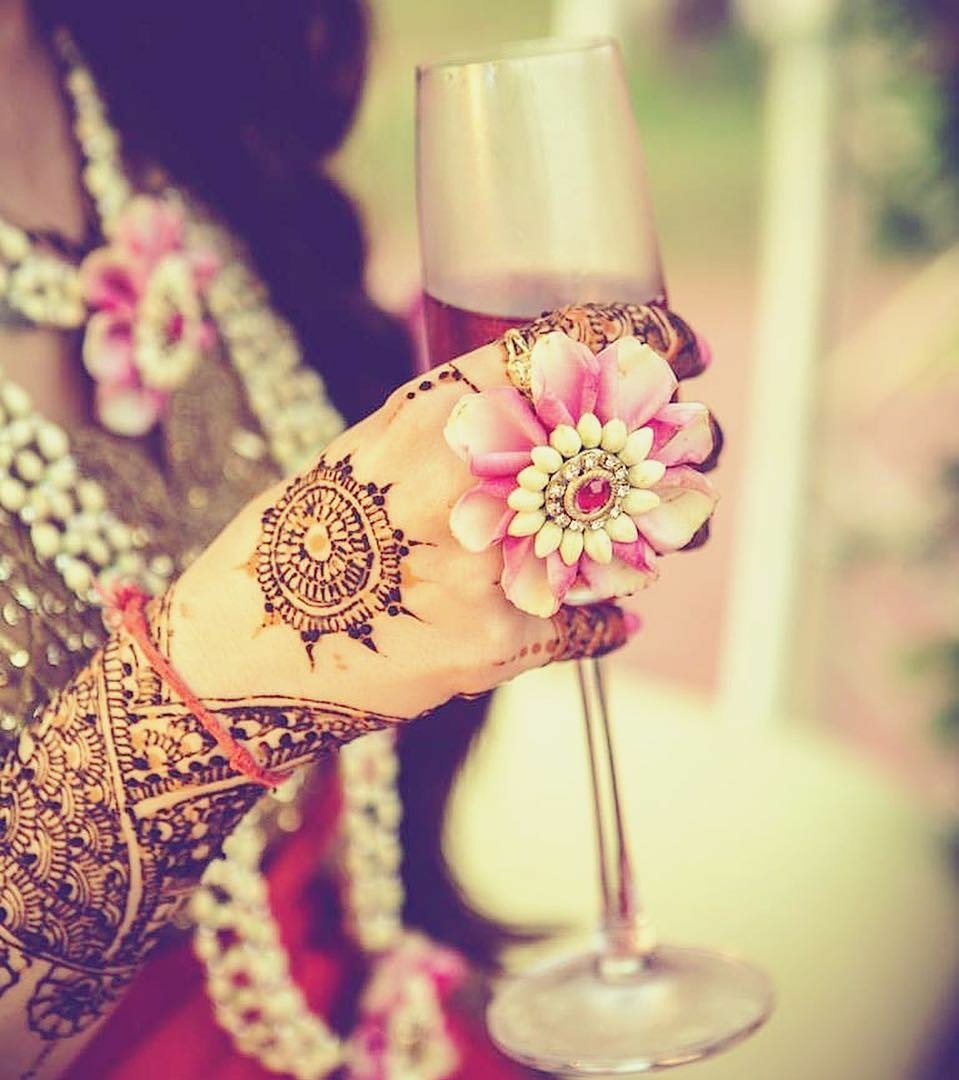 AgraMagazine's tweet photo. #AgranowMagazine Exclusive Idea For Jewelry Presentation.Who else is in love with this floral hand jewelry.A marigold backdrop for the mehendi function is such a cool idea. #pink #wedding #indian #outfit #frugal2fab #traditional #fashion #fashionbrides #indianwear @AgraNow https://t.co/HSsnOJS50B