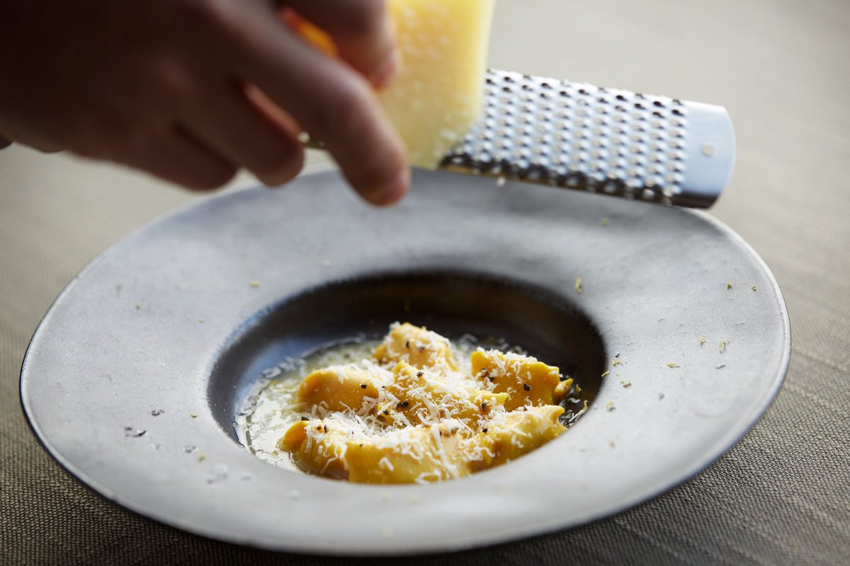 #AmanTokyo's #Arva restaurant celebrates the uncomplicated flavours inspired by Italy’s simple ingredients. With breathtaking views of the Imperial Palace Gardens & Mount Fuji, watch the horizon change colour while enjoying fresh gnocchi aman.com/resorts/aman-t… #AmanFoodie #Tokyo