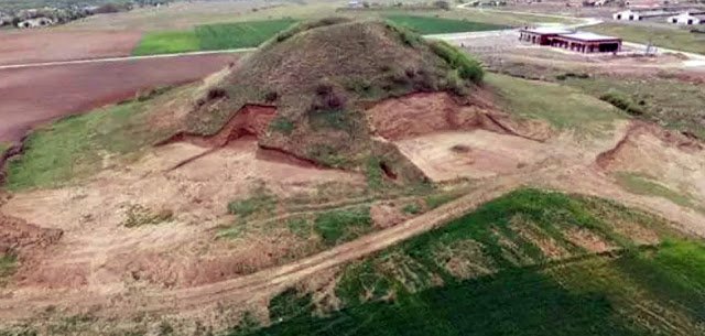 Sarah404BC's tweet photo. Archaeologists excavate #Maltepe Burial Mound near the town of #Manole #Plovdiv (#Greek #Phillippopolis) #Bulgaria
https://t.co/dWbrbn7mDO https://t.co/B7u78O83wO