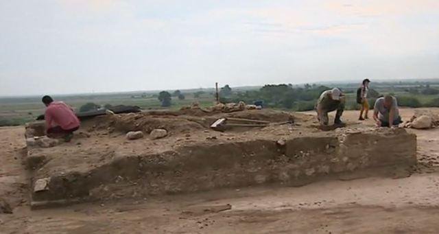Sarah404BC's tweet photo. Archaeologists excavate #Maltepe Burial Mound near the town of #Manole #Plovdiv (#Greek #Phillippopolis) #Bulgaria
https://t.co/dWbrbn7mDO https://t.co/B7u78O83wO