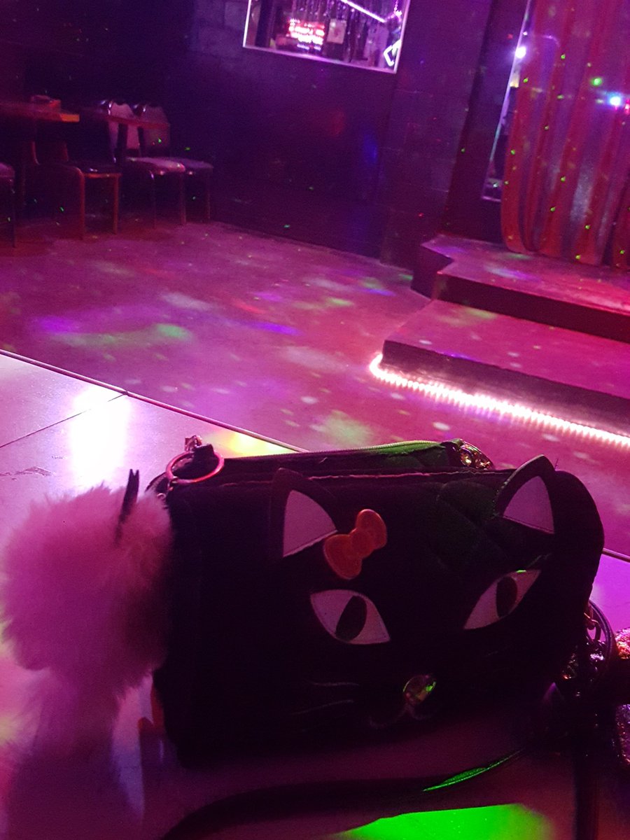 herekittykitty1's tweet photo. Out having some fun... luv my #cute #kittypurse ππ https://t.co/zoBtRrYg42