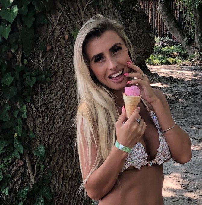 Just enjoying my ice cream in the #wild. Wanna join? 😊😛  Online @ https://t.co/kYSKQS4eQZ #summer #MondayMotivation<a href="/tag/wild"class="tags">#wild</a><a href="/tag/summer"class="tags"><span>#summer</span></a><a href="/tag/yolo"class="tags"><span>#yolo</span></a><a href="/tag/behappy"class="tags"><span>#behappy</span></a><a href="/tag/mondaymotivation"class="tags"><span>#mondaymotivation</span></a>